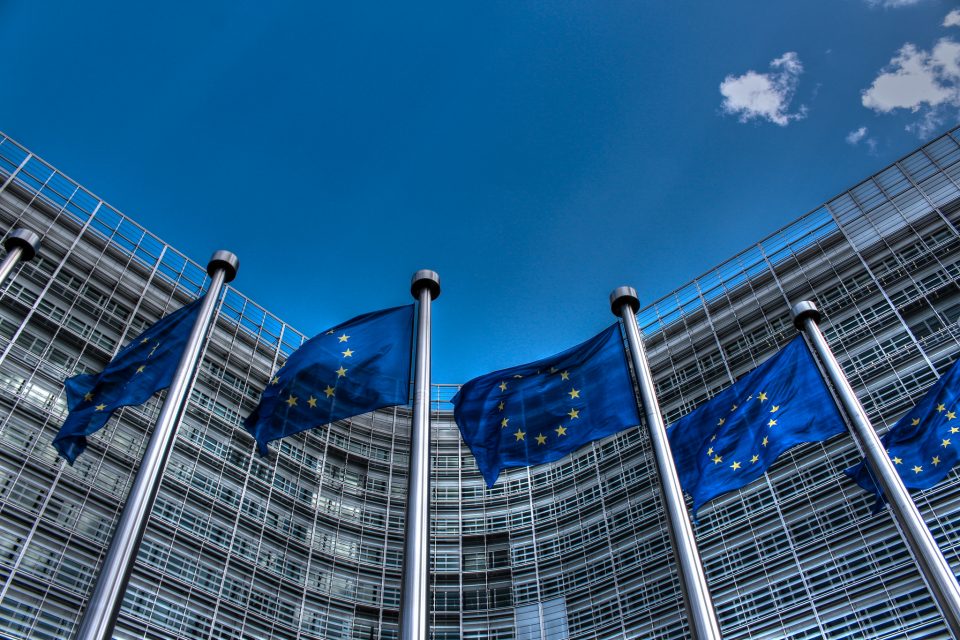 Banderas europeas frente a la Comisión