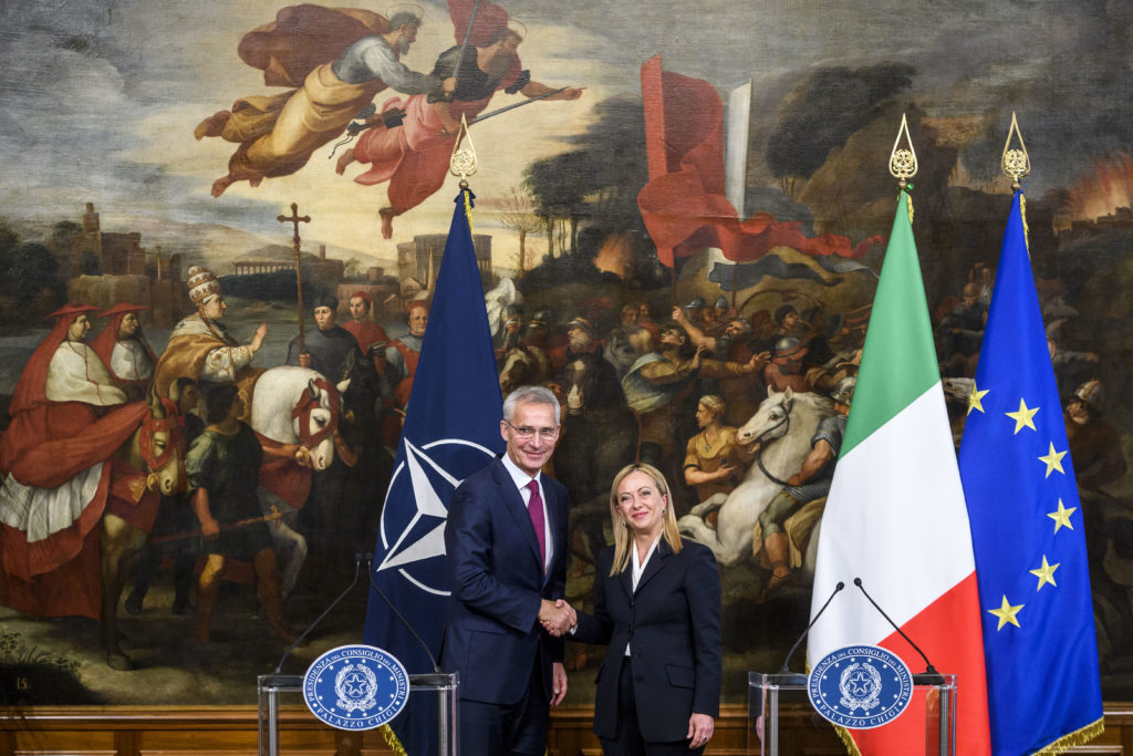 La primera ministra italiana, Giorgia Meloni, y el secretario de la OTAN, Jens Stoltenberg, se dan la mano durante una conferencia de prensa conjunta en el Palazzo Chigi, el 10 de noviembre de 2022 en Roma, Italia. (ANTONIO MASIELLO/GETTY)