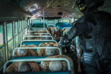 El enfoque de El Salvador no puede (ni debe) exportarse El Salvador: gang members transferred to 40,000-capacity âmega-prisonâ