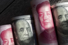 ¿Amenazan los BRICS la hegemonía del dólar? Banknotes of US Dollar and RMB are arranged for photography