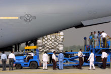 Entre la ayuda humanitaria y la instrumentalización política USAID flight to Pakistan