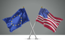 Seis Claves: Europa y su dependencia militar de Estados Unidos 3D illustration of Two Crossed Flags of USA and European Union