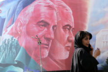 La montaña rusa de Irán Posters of Soleimani and Haniyeh were placed at Revolution Square in capital Tehran