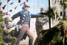 La vida peligrosa de Irán Anti-Israel and US banners hung in Tehran