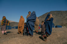 ‘Apartheid’ de género y régimen de terror Returnees women and their children stand in a humanitarian camp set near the Torkham border crossing in Eastern Afghanistan