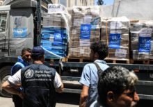Sin EEUU en la OMS: la salud del mundo empeora Trucks carrying medical aid sent by the World Health Organization arrive in Gaza