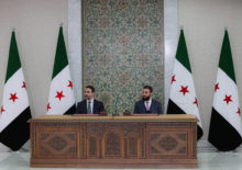 Debates y obstáculos para el futuro constitucional de Siria Syrian President Ahmed al-Sharaa signs interim constitutional declaration in Damascus
