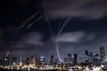Cinco claves para entender la guerra de Netanyahu en Irán Iran continues to launch missiles towards Israel