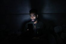 Cachemira, un conflicto convencional con riesgo nuclear Un hombre utiliza un teléfono móvil durante un ejercicio de defensa civil a gran escala realizado en la disputada región de Cachemira durante el enfrentamiento militar entre India y Pakistán. (Cachemira, 31 de mayo de 2025). GETTY