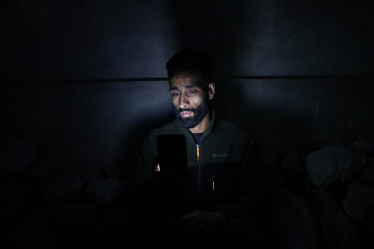 Un hombre utiliza un teléfono móvil durante un ejercicio de defensa civil a gran escala realizado en la disputada región de Cachemira durante el enfrentamiento militar entre India y Pakistán. (Cachemira, 31 de mayo de 2025). GETTY