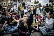 ¿El callejón sin salida de Israel? A Israeli protestor chants and wave her fist during the