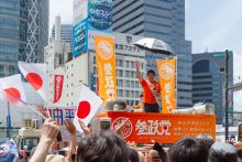 El populismo llega a Japón Sohei Kamiya electioneering for the Sanseito party in