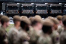 El futuro incierto de las instituciones internacionales de paz Coldstream Guards presented with United Nations' berets