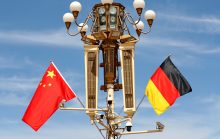 Cortejar a Berlín, desafiar a Bruselas: la doble vía china hacia la UE GettyImages-2148918832 (1)