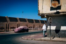 Comercio UE–Marruecos y el Sáhara Occidental Young man walking on the street passing by a parked car