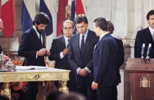 Agreetment adhesion sign of Spanish to the E.E.C Fernando Moran and Felipe Gonzalez in the moment of the sign