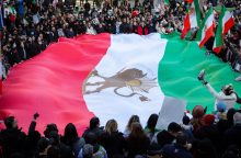 Irán: una caldera en ebullición Iranian supporters gather around a large Iranian flag in St