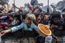 La guerra en nuestros días: ¿crueldad al alza? Food distributed to Palestinians in Gaza under Israeli attacks