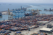 Economía azul sostenible: una marea que impulsa a todos los barcos Part of the port area of the city of Barcelona seen from the