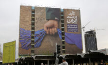 Irán: atrapados entre la escalada y la negociación Banner about Strait of Hormuz hung in Tehran