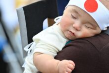 La demografía y los límites del auge de Asia Oriental Crying baby sumo in Tokyo
