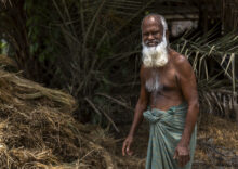 Sociedades que envejecen, del éxito al desafío Shirtless bangladeshi elederly man with white beard, Khulna Division, Narail, Bangladesh