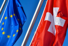 El incierto nuevo marco de relaciones entre la UE y Suiza The EU and Swiss flags