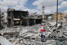 La paz con Irán pasa ahora por Líbano Lebanese residents return to the rubble of their homes in Nabatieh