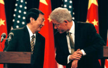 Zhu Rongji, el arquitecto de la China moderna President Bill Clinton And Chinese Premier Zhu Rongji Confer With One Another As They Conclude Their