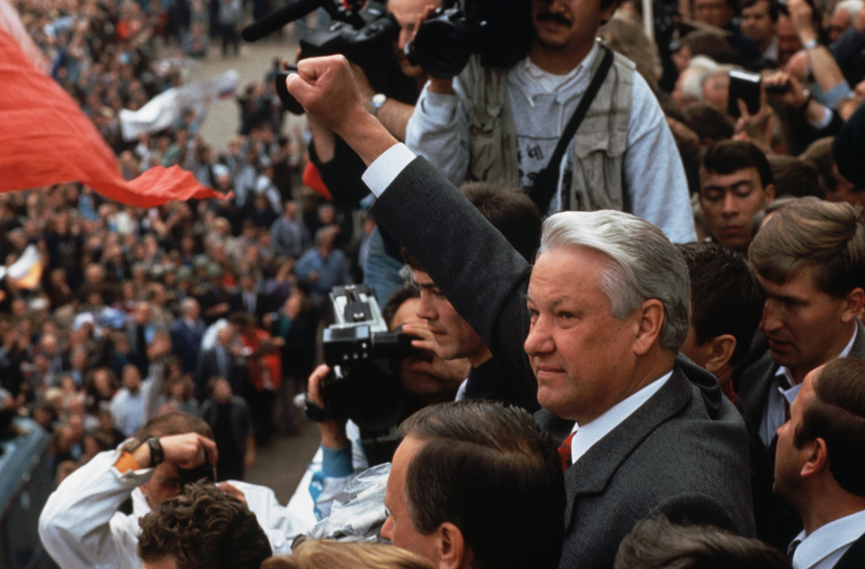 Ельцин перестройка. Ельцин 1991. Ельцин на броневике 1991. Ельцин в августе 1991.