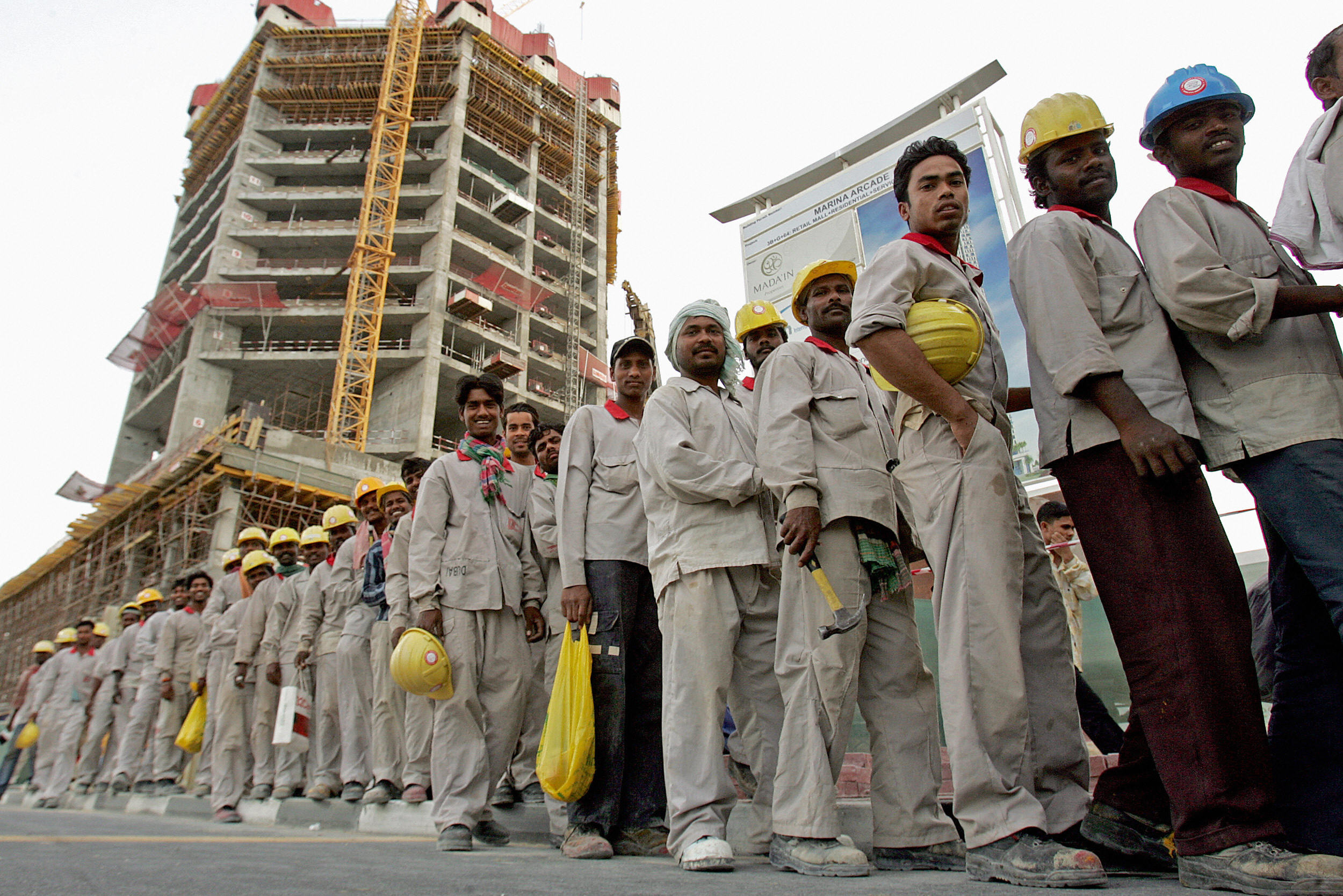 Пакистан малайзия. Индусы на стройке. Рабочая сила в Индии. Рабочие в ОАЭ. Рабочие в Индии.